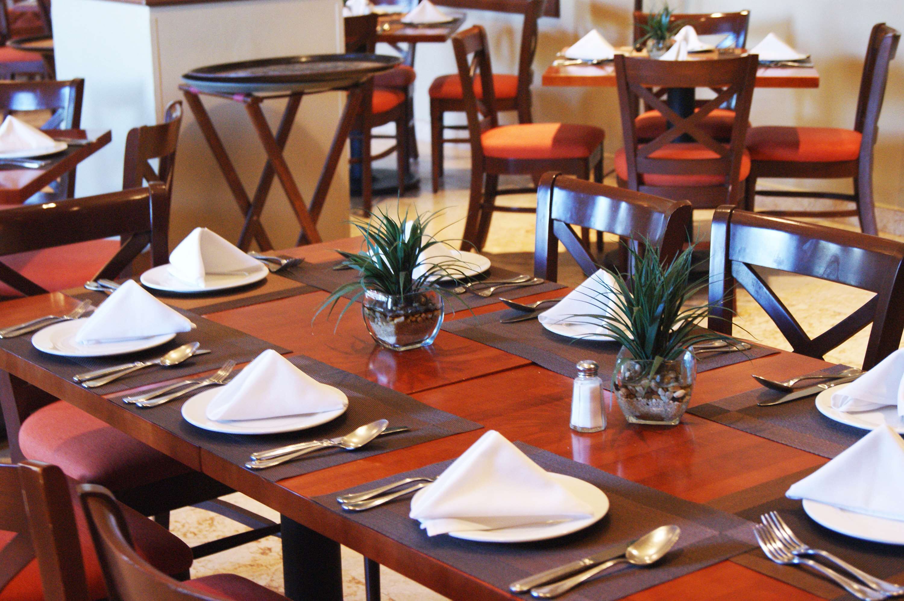 breakfast, lunch, dinner served; international cuisine