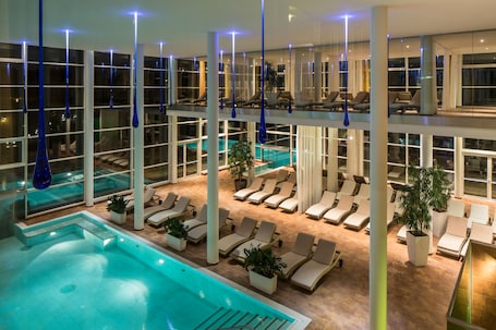 Una piscina techada, 2 piscinas al aire libre, sombrillas. Spa Resort Styria - Adults Only
