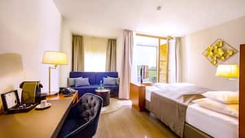 Luxe beddengoed, een kluis op de kamer, een bureau, geluiddichte muren