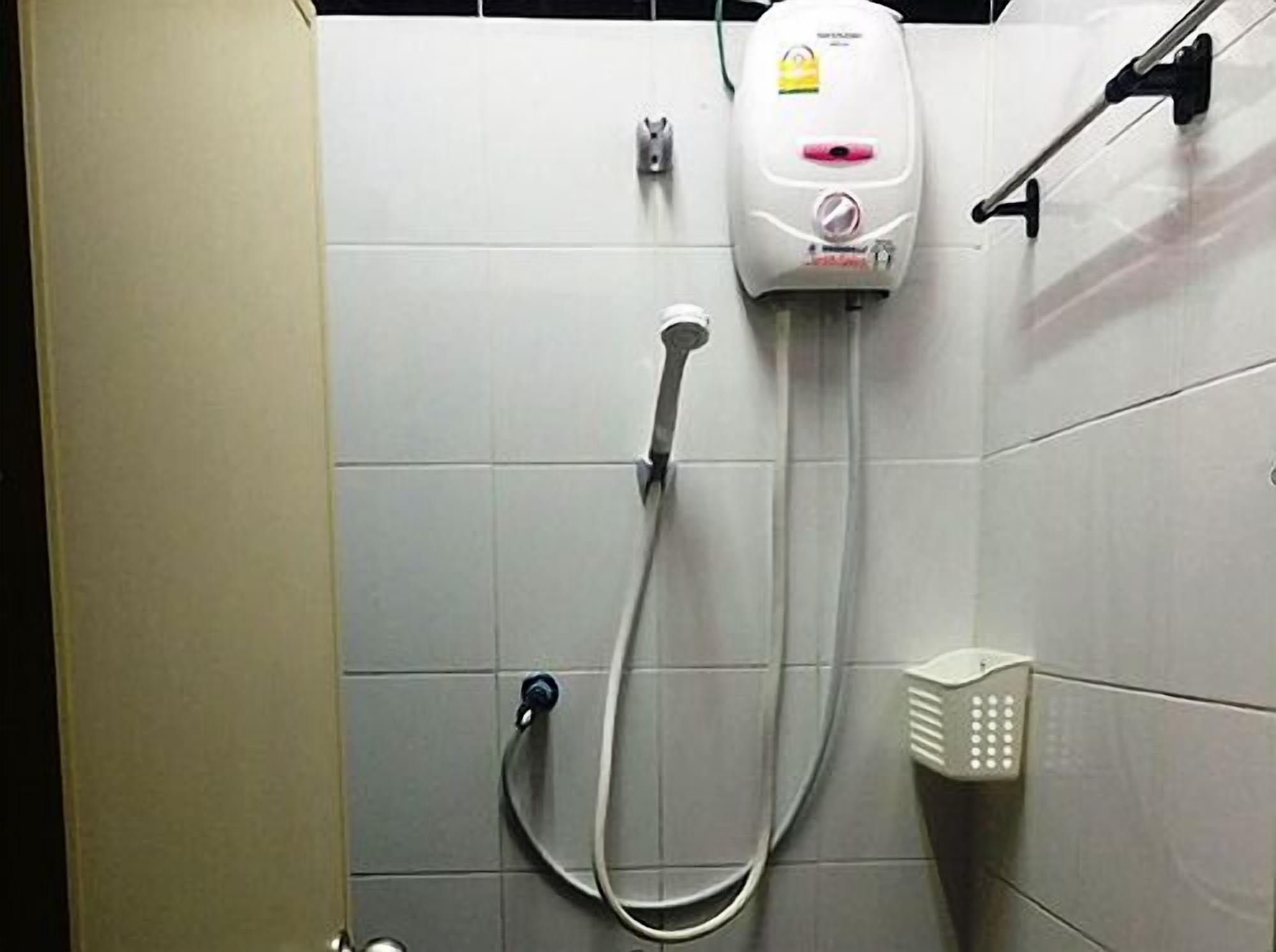 Mixed Dorm | Bathroom | Shower, towels