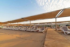 Private beach, sun loungers, beach umbrellas, beach towels - Seamelia Beach Resort Hotel & Spa (Manavgat)