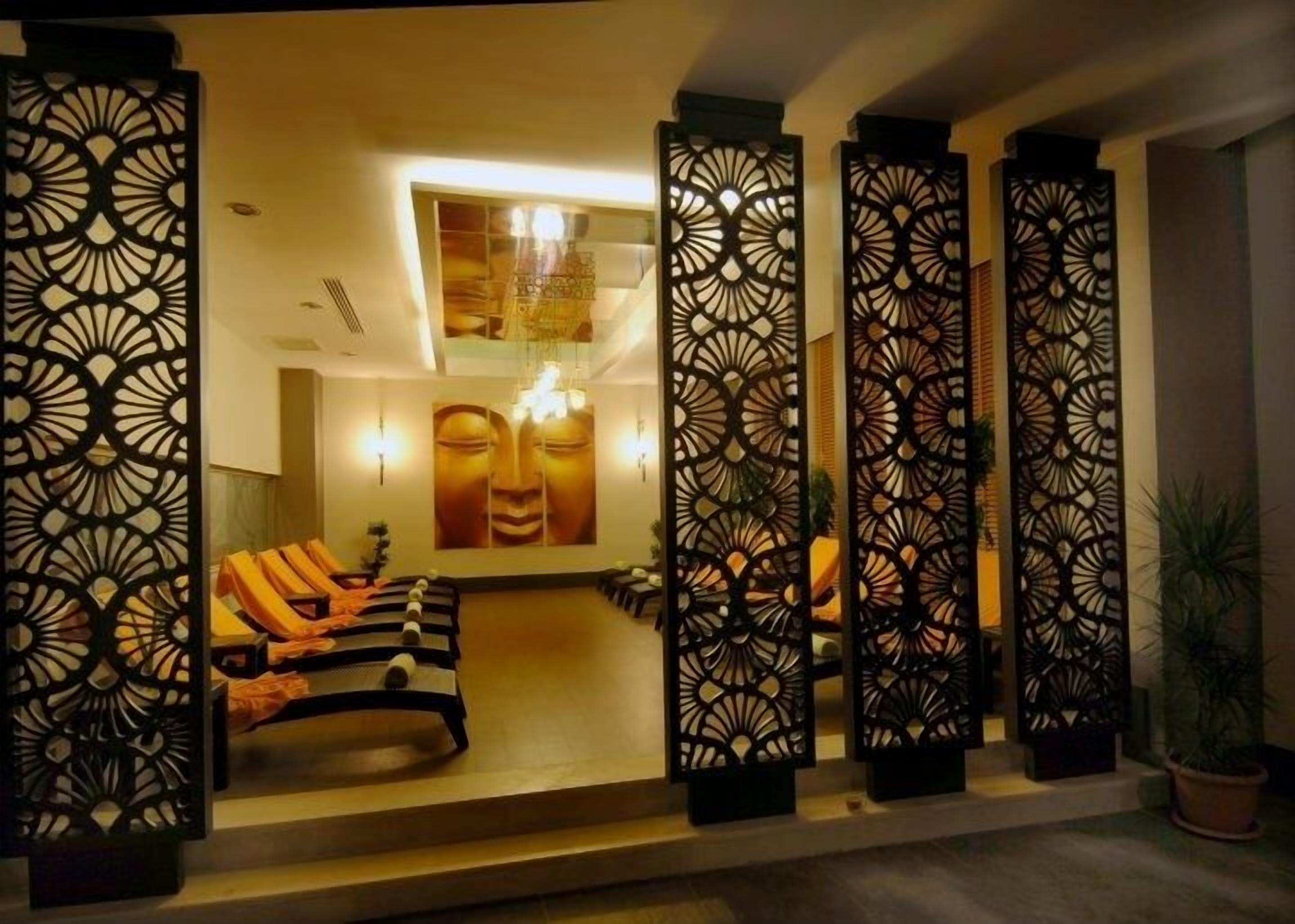 Ein modernes Interieur mit einer Couch und einer Wand mit geometrischem Muster.