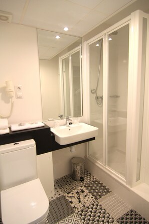 Double Room | Bathroom | Shower, free toiletries, hair dryer, towels
