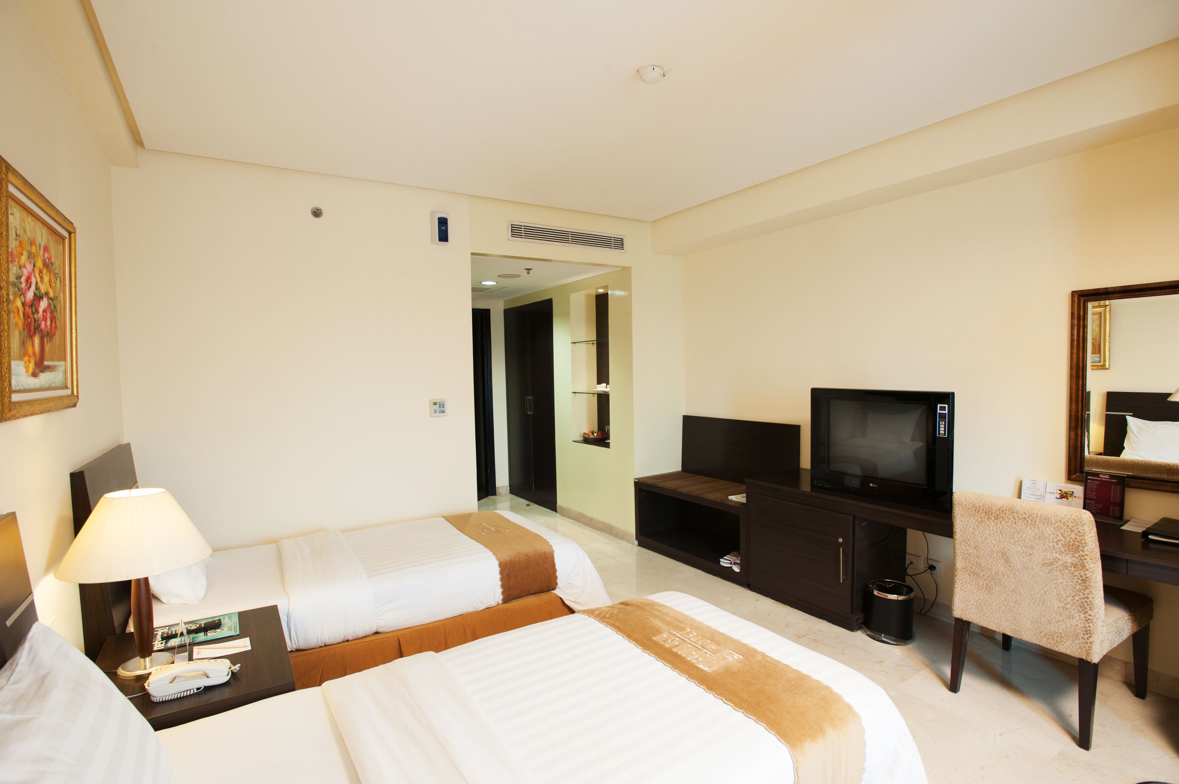 Deluxe Room | Minibar, in-room safe, desk, iron/ironing board