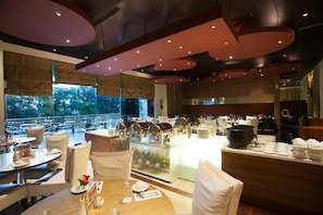 S'hi serveixen plats de cuina xinesa