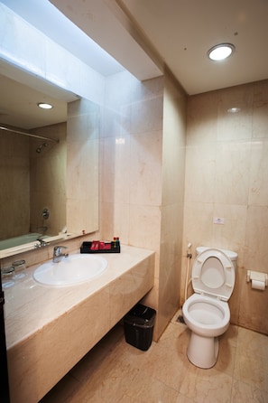 Superior Room | Bathroom | Shower, hair dryer, towels - Grand Asia Hotel Jakarta (Jakarta)