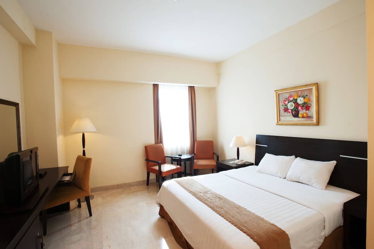 Minibar, in-room safe, desk, iron/ironing board