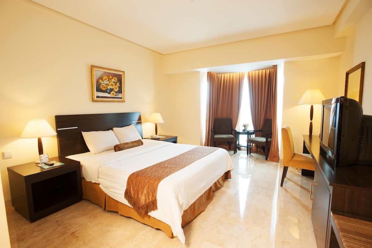Minibar, in-room safe, desk, iron/ironing board