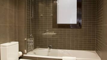 Duplex Apartment, 2 Bedrooms, Patio | Badkamer | Een douche, een haardroger, pantoffels, een bidet