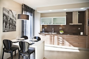 Apartment, 1 Bedroom (3-4 adults) | In-room dining - Up Suites Bcn (Barcelona)