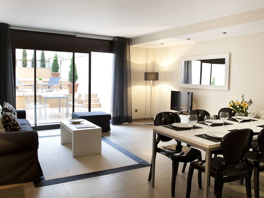 Duplex Apartment, 2 Bedrooms, Patio | Sala de estar | Televisión LCD de 32 pulgadas con canales digitales, una televisión