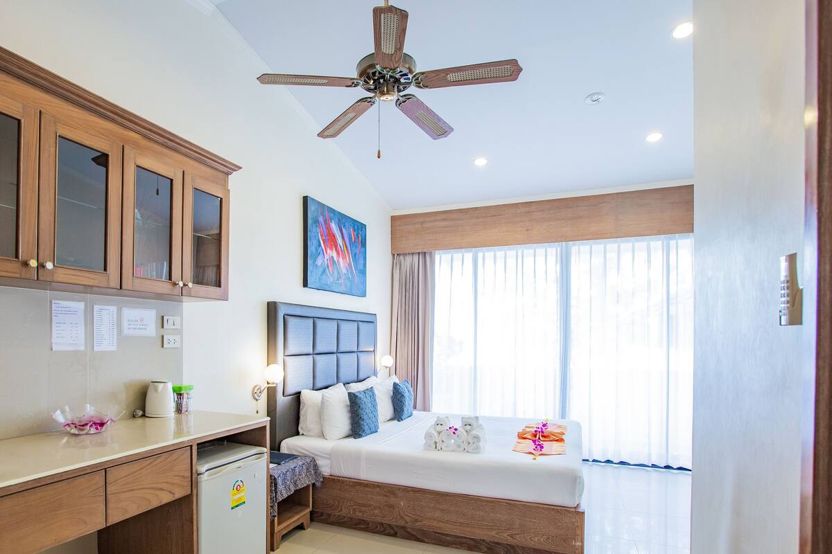 Deluxe Double Room | Minibar, rollaway beds (surcharge), WiFi (free), bed sheets
