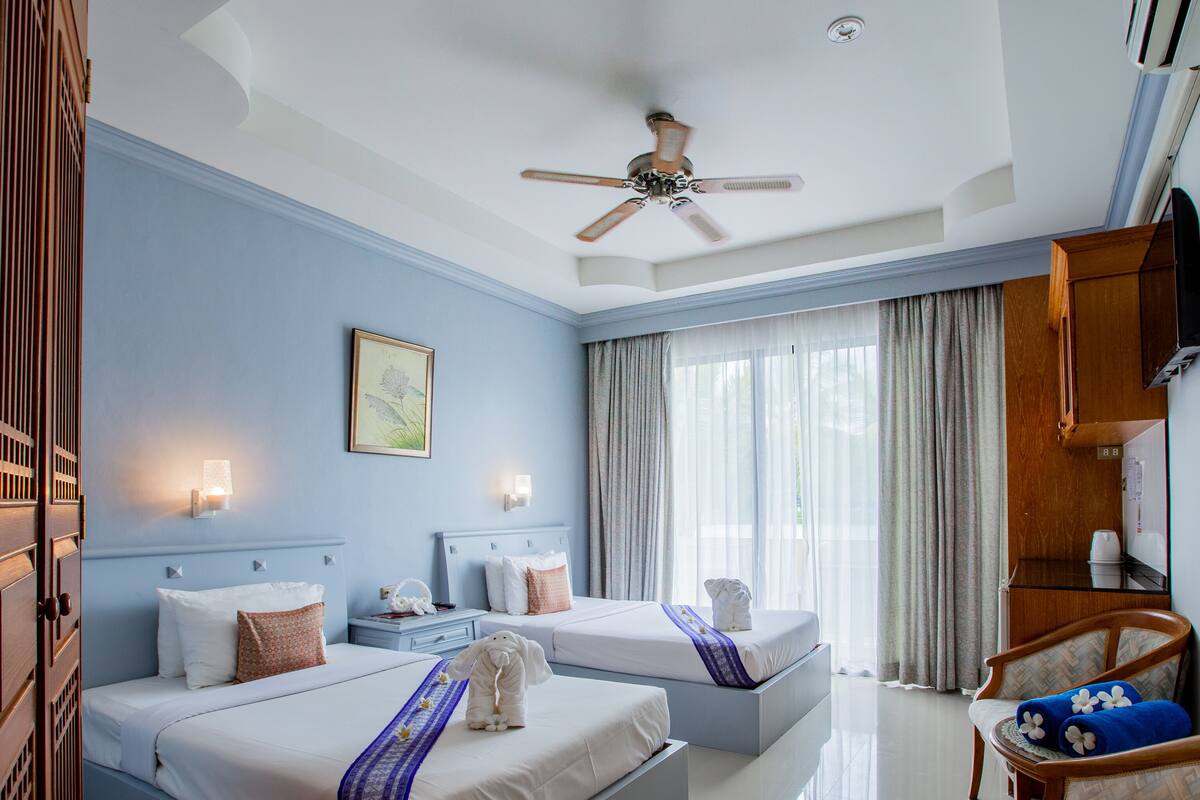 Deluxe Twin Room | Minibar, rollaway beds (surcharge), WiFi (free), bed sheets
