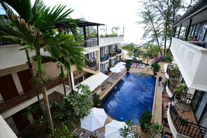 Outdoor pool, pool umbrellas, pool loungers - In On The Beach (Karon)