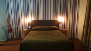 Family Room | Desk, iron/ironing board, free WiFi