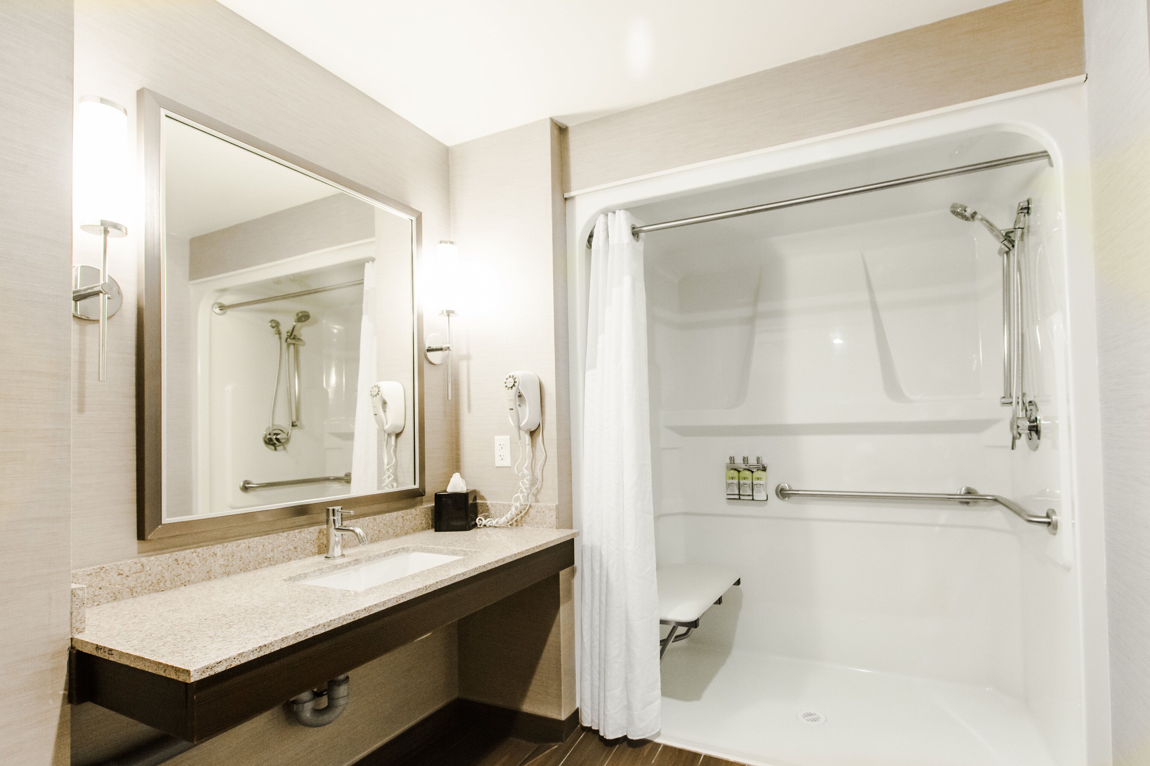 Room, 1 King Bed, Accessible | Bathroom