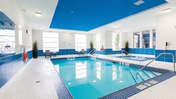 Piscina coperta, con ingresso dalle 05:30 alle 22:00, lettini