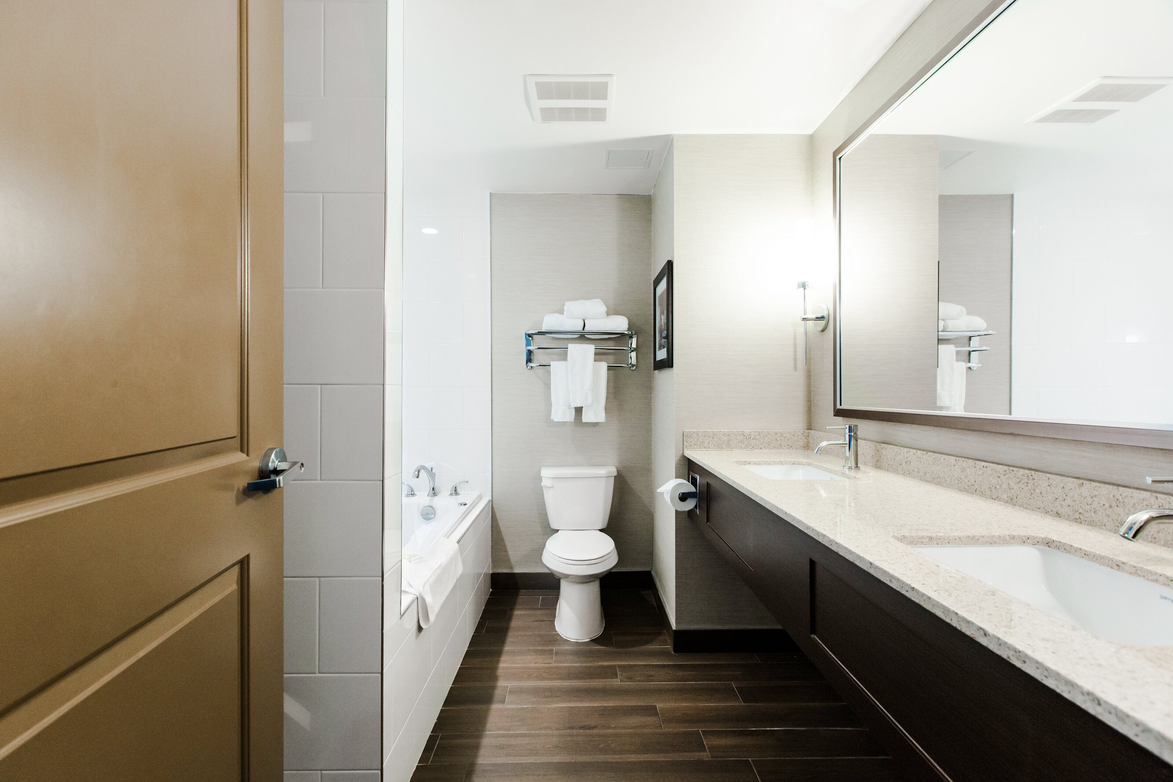 suite, 1 king bed, jetted tub | bathroom | shower, free toiletries, hair dryer, towels
