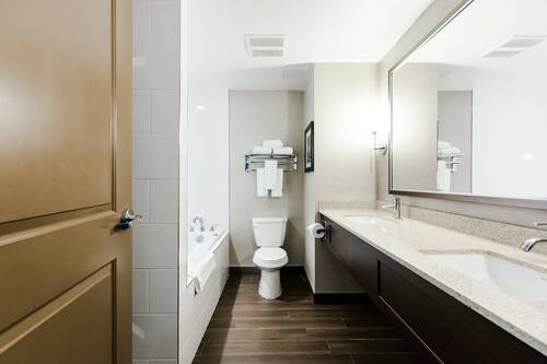 Suite, 1 cama King size, hidromasaje | Baño | Regadera, amenidades de baño gratuitas, secadora de cabello, toallas