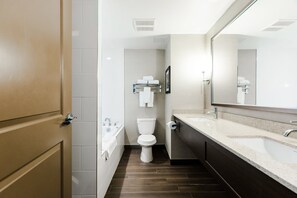 Suite, 1 kingsize bed, bubbelbad | Badkamer | Een douche, gratis toiletartikelen, een haardroger, handdoeken