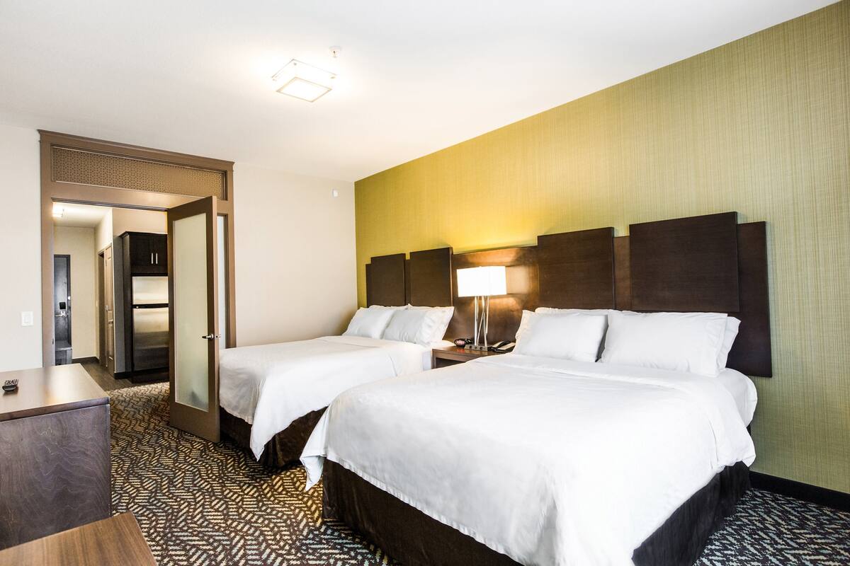 Suite, Multiple Beds (Cooktop) | Premium bedding, down comforters, pillowtop beds, blackout drapes
