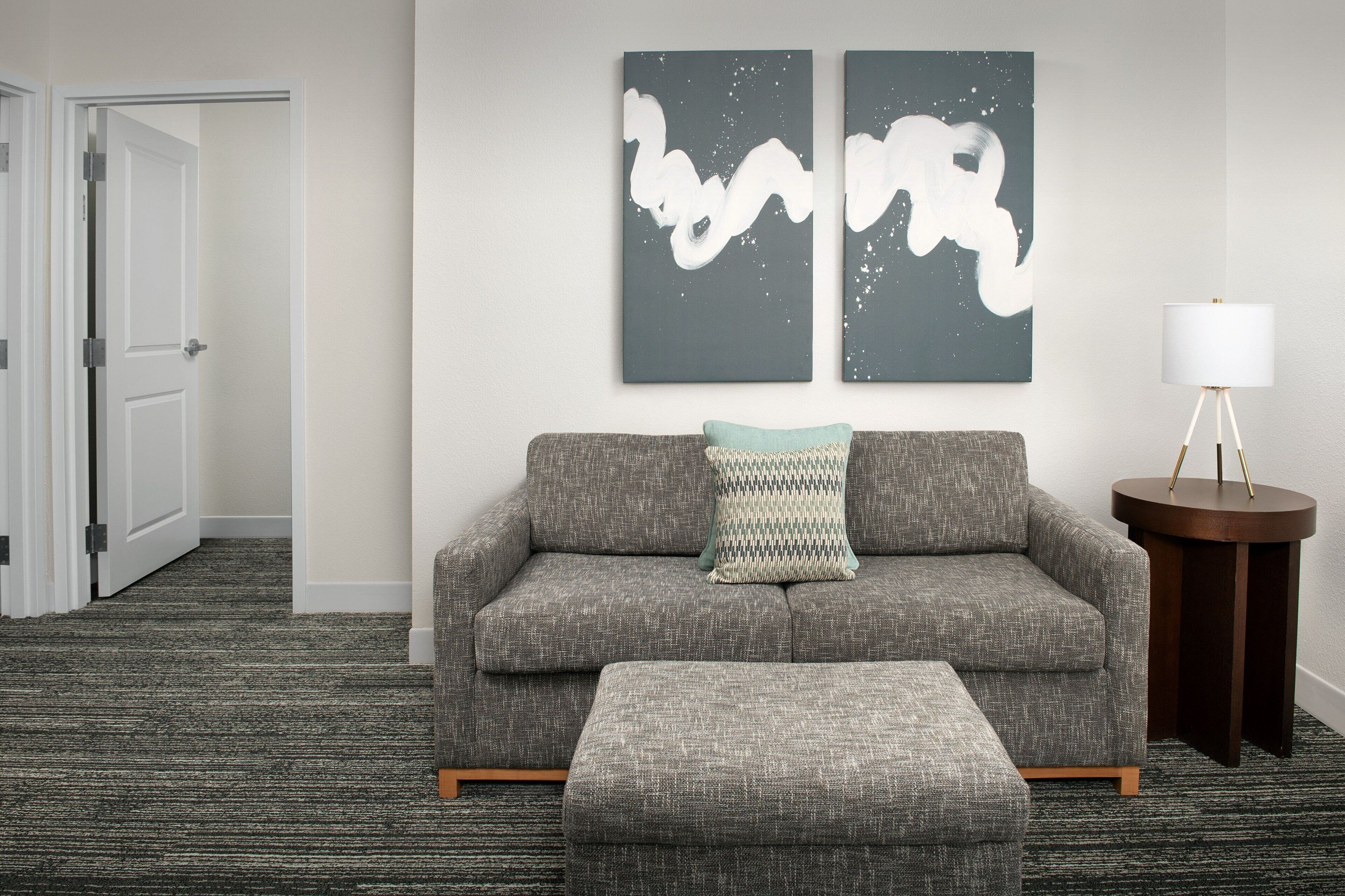 Seprai premium, brankas, meja kerja, dan kedap suara