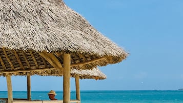 Am Strand, Cabañas (kostenlos), Liegestühle, Sonnenschirme