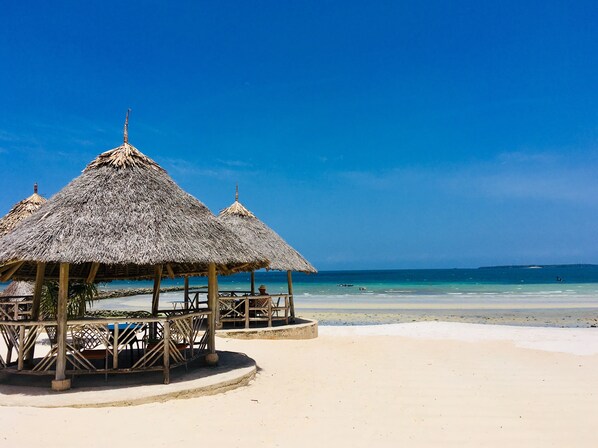 On the beach, free beach cabanas, sun loungers, beach umbrellas - LandMark Mbezi Beach Resort (Dar es Salaam)