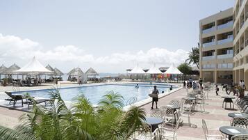 Piscine extérieure, chaises longues