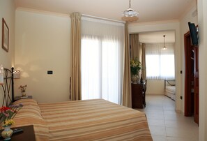 Minibar, safe på rommet, lydisolert og barnesenger