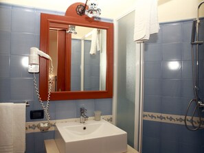 Shower, free toiletries, hair dryer, bathrobes - B&B Villa Cristina (Giardini Naxos)