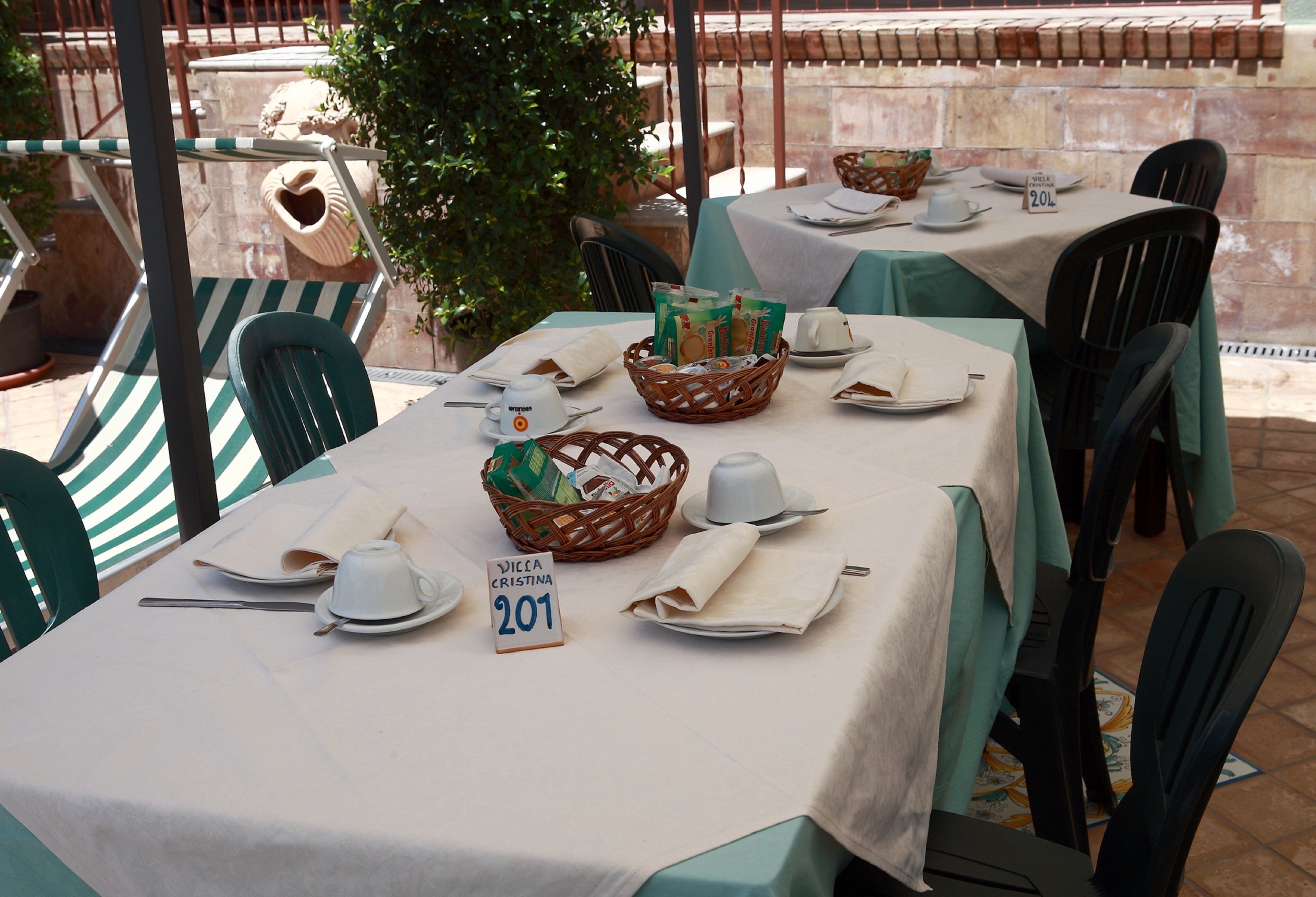 A table set for dining with a sign reading "DICIA CRISTINA 201".