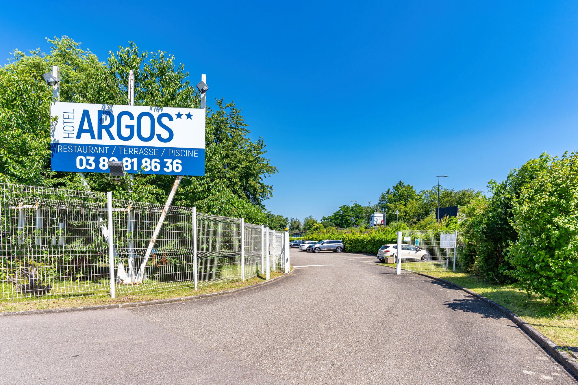 Een bord voor ARGOS HOTEL met faciliteiten zoals een restaurant, terras en zwembad.