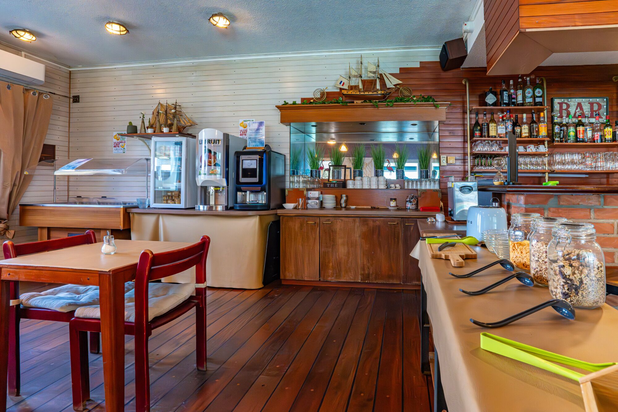 Petit déjeuner buffet servi tous les jours en supplément