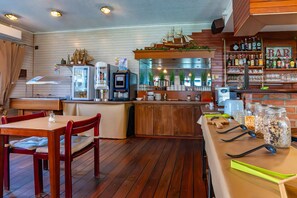 Daily buffet breakfast (EUR 12.90 per person) - Hôtel Argos (Vendenheim)