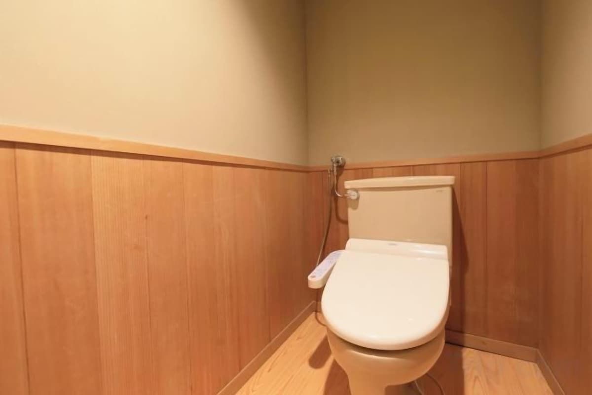 Deep soaking tub, free toiletries, hair dryer, bathrobes