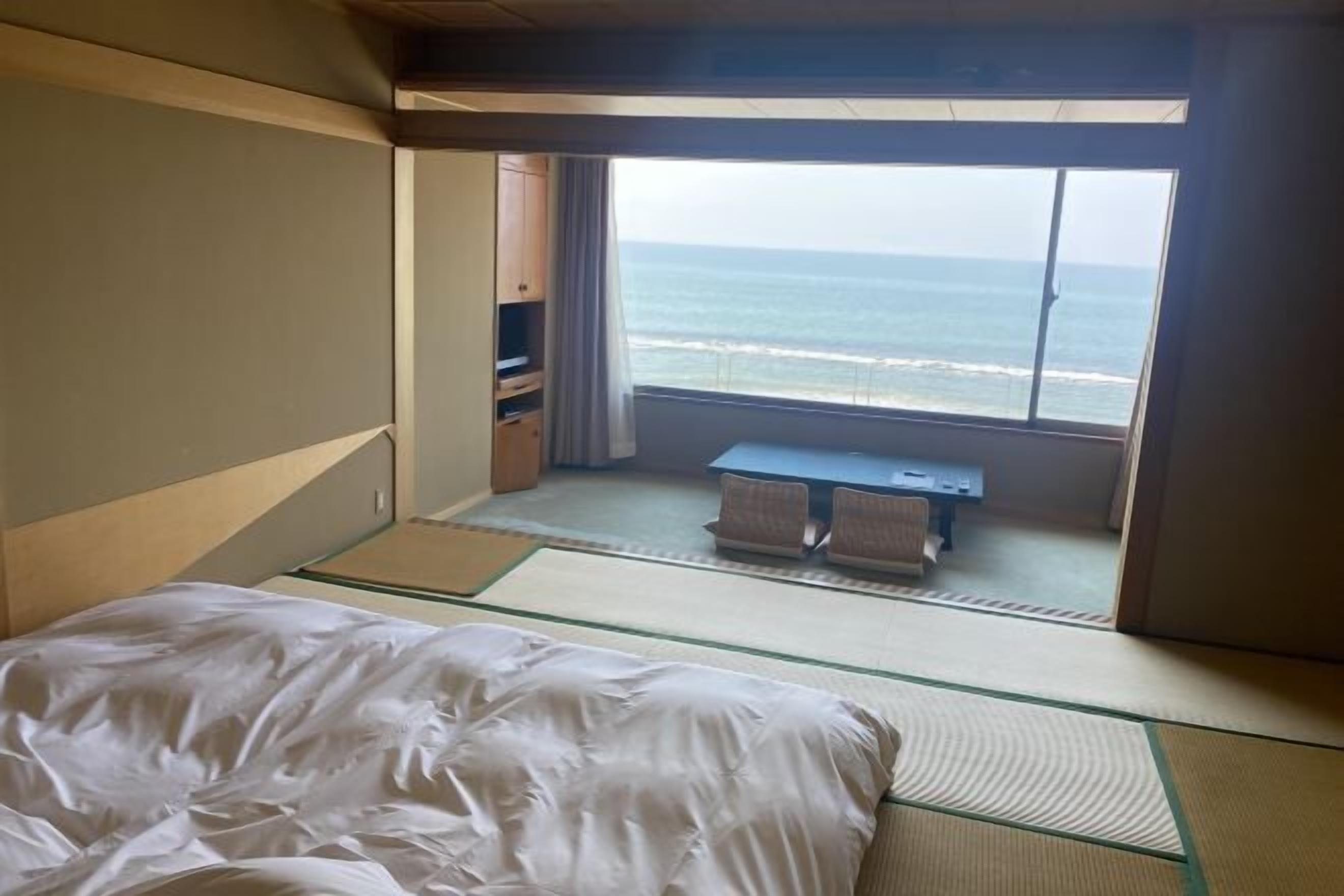 Minibar, escritorio, ropa de cama