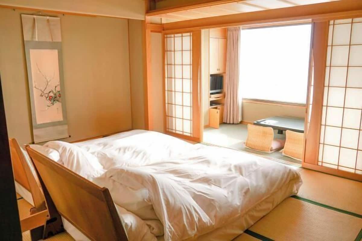1 slaapkamer, een minibar, een bureau, beddengoed