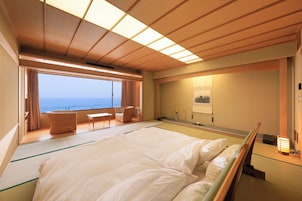 Minibar, escritorio y ropa de cama 