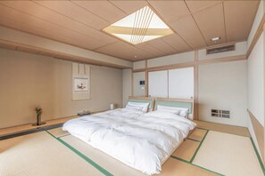 Minibar, desk, bed sheets - Wakamatsu Hot Spring Resort (Hakodate)