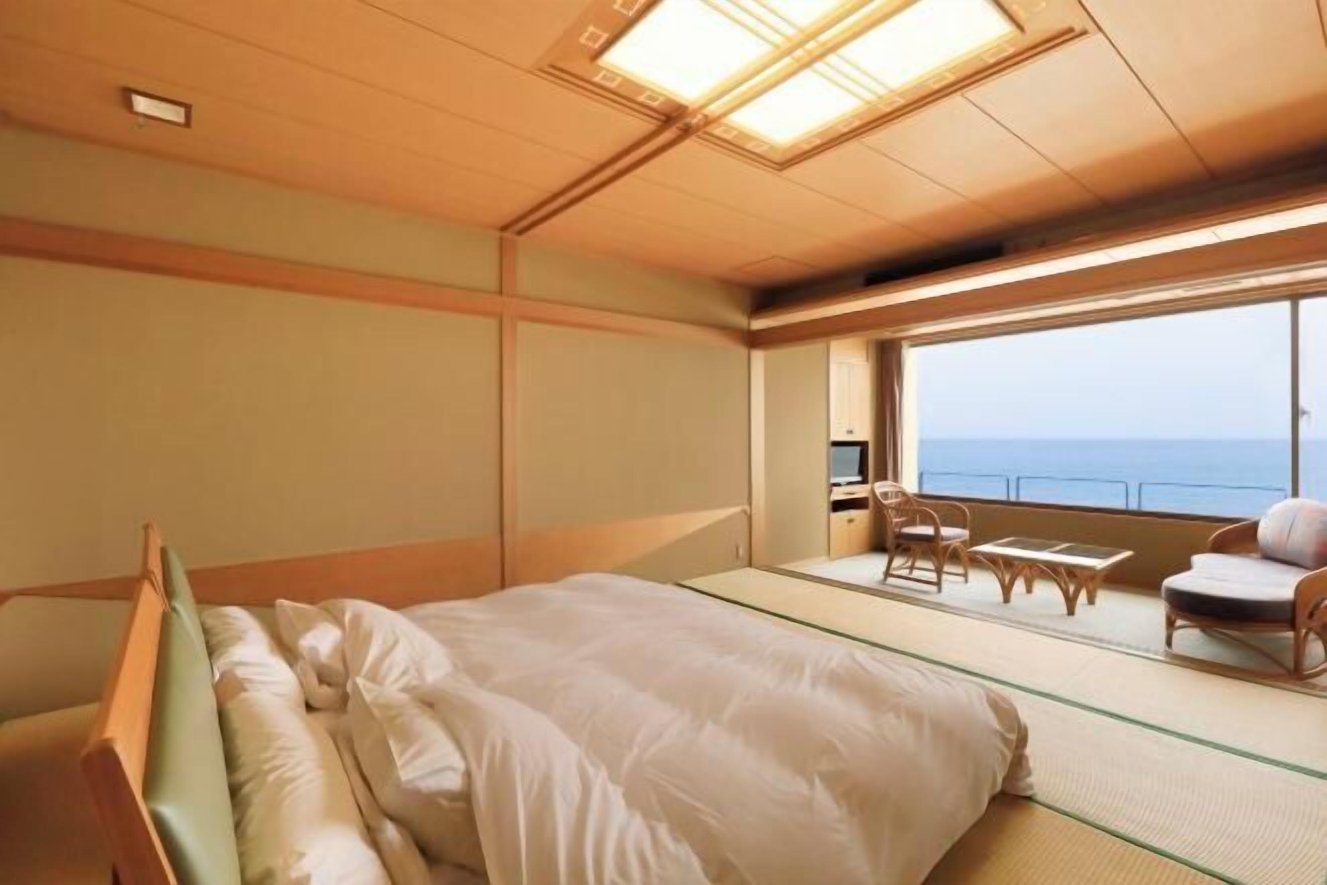 Minibar, escritorio y ropa de cama 