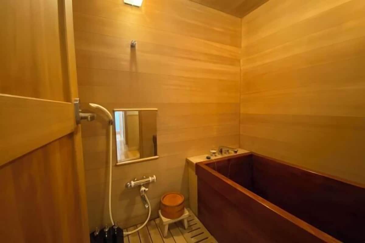 Badkamer | Een diep bad, gratis toiletartikelen, een haardroger, badjassen