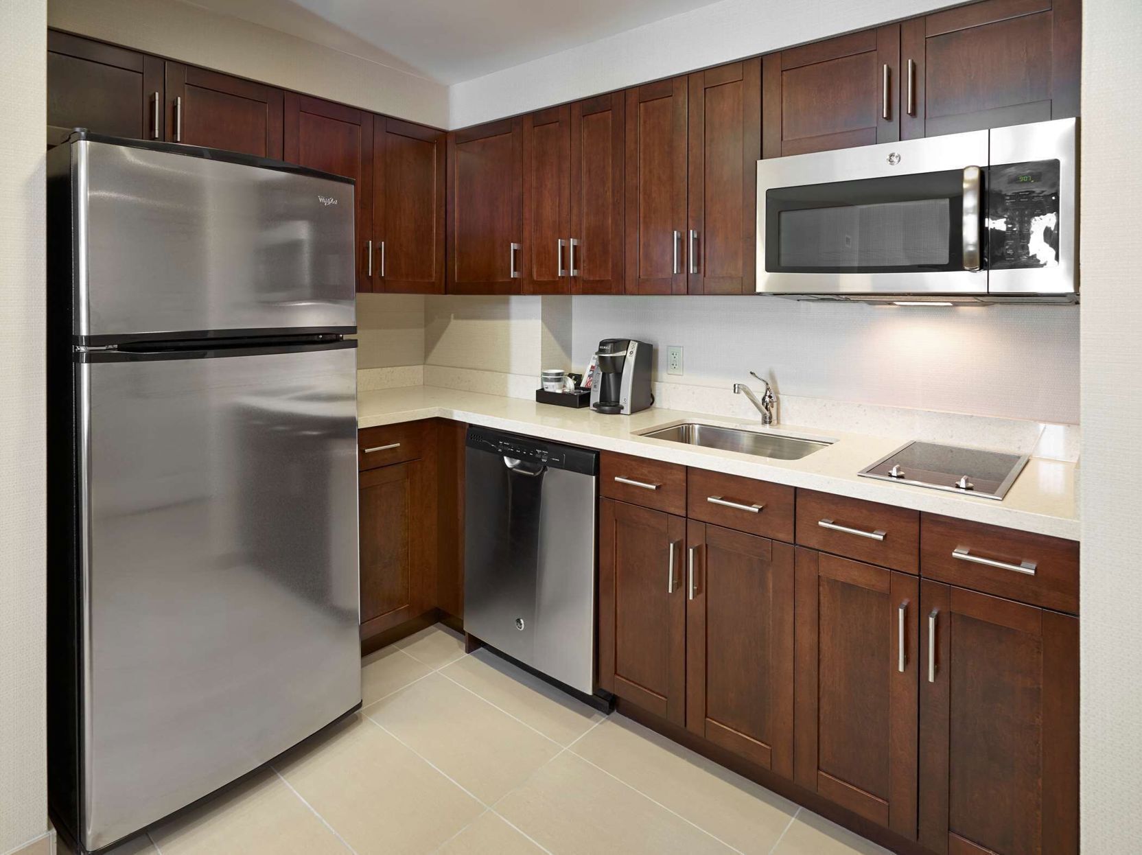 Private kitchen | Fridge, microwave, coffee/tea maker, cookware/dishes/utensils
