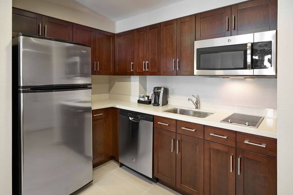 Private kitchen | Fridge, microwave, coffee/tea maker, cookware/dishes/utensils