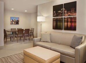 Phòng Suite, không hút thuốc | Khu phòng khách | TV màn hình phẳng 55-inch có truyền hình cáp, TV 