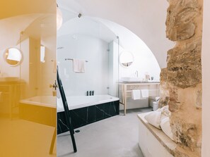 Deluxe Room, Bathtub | Bathroom - Alegra Boutique Hotel (Jerusalem)