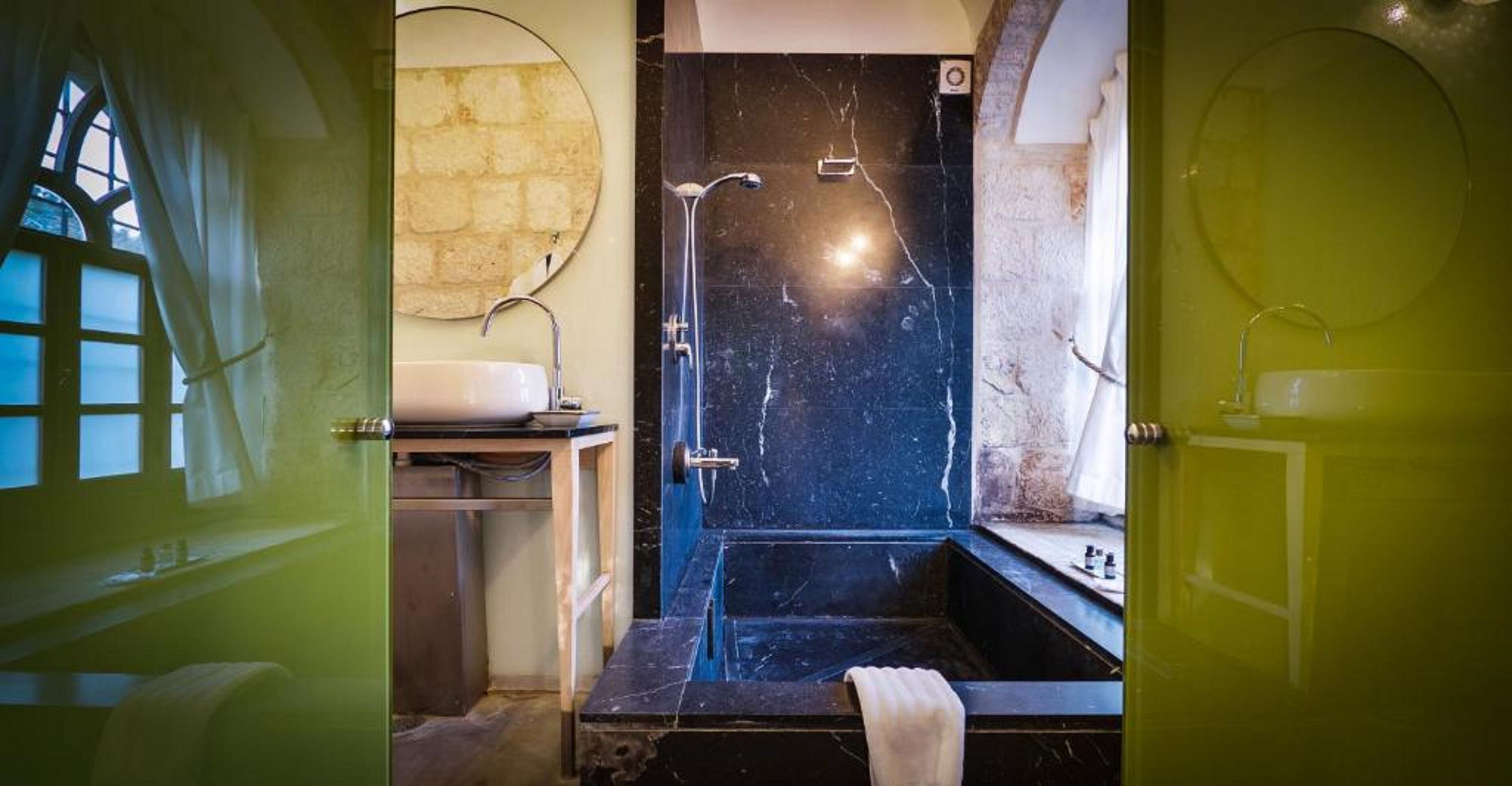 Un baño con bañera, lavamanos y ventana.
