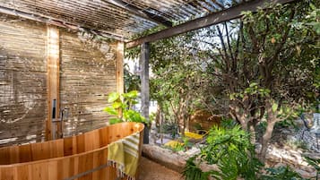 Tina de hidromasaje al aire libre