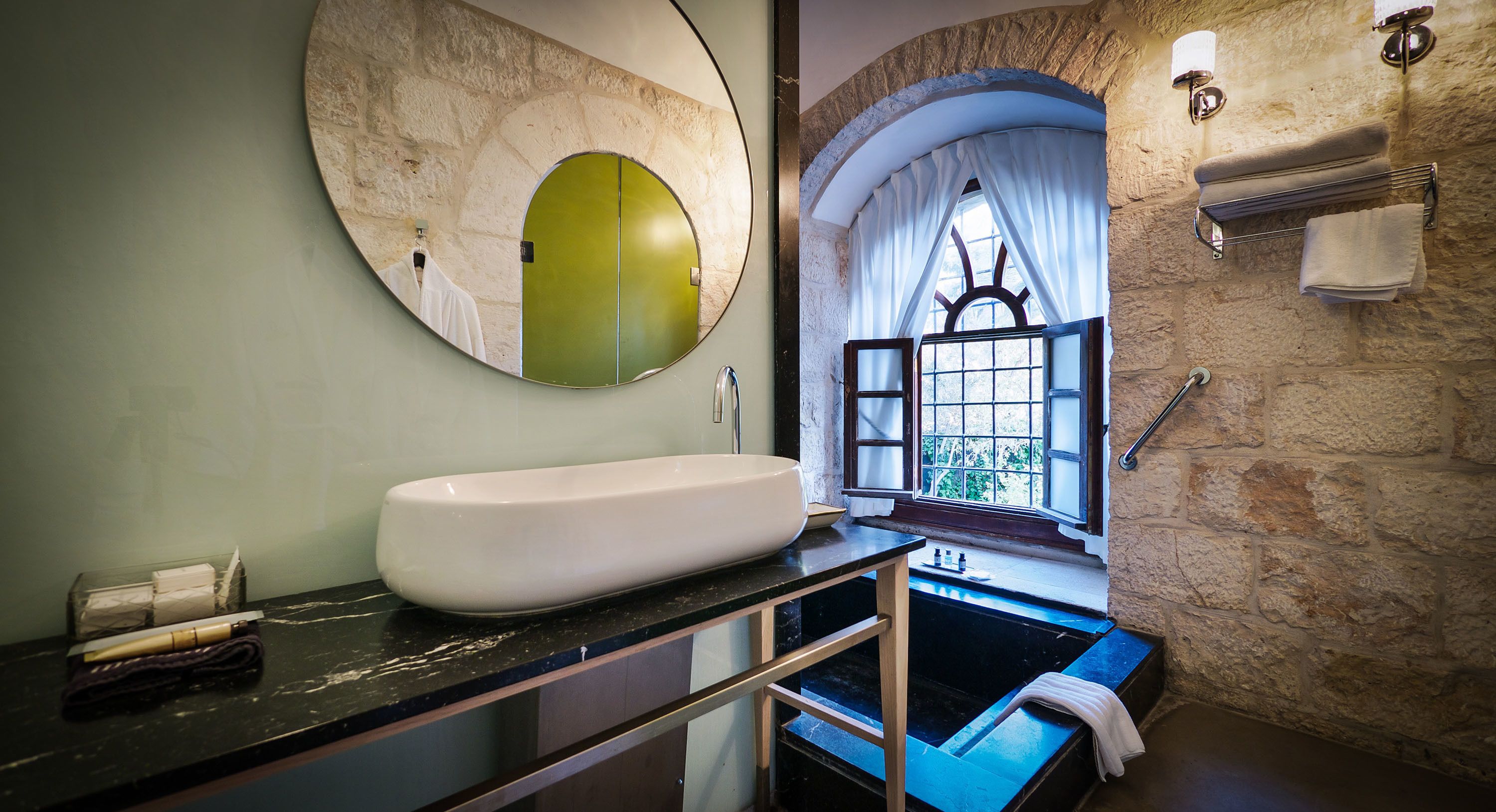 signature suite, bathtub | deep-soaking bathtub