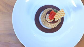 Dessert på en hvid tallerken med et træbord i baggrunden.